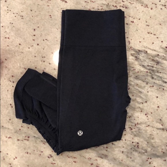 Navy Lululemon In The Flow Crop - Size 8! - Picture 1 of 3